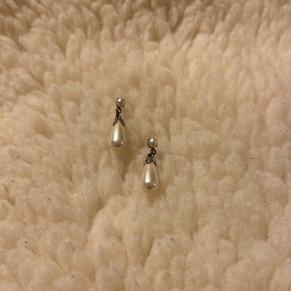 Cream and Gold Dangly Earrings - Picture 3 of 16